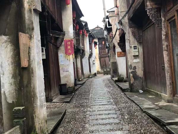 飯店服務員是三陪小姐是犯罪嗎？來和徐匯刑事律師看看這個案例