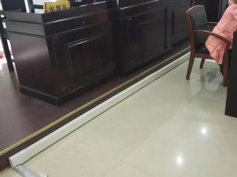 上海刑事律師團(tuán)隊(duì)告訴您故意撞擊他人車輛勒索錢財(cái)?shù)男袨槿绾味ㄗ? src="/uploads/76/174.jpg"/></p>
<p>
　　一、引言
</p>
<p>
　　在現(xiàn)代社會(huì)中，隨著城市化進(jìn)程的加速和交通網(wǎng)絡(luò)的發(fā)展，交通事故頻發(fā)成為一個(gè)嚴(yán)重的社會(huì)問題。然而，一些不法分子利用交通事故作為犯罪手段，以故意駕駛機(jī)動(dòng)車撞擊他人車輛并勒索錢財(cái)。這種惡意行為不僅對(duì)人身安全構(gòu)成直接威脅，也嚴(yán)重破壞了社會(huì)秩序和交通安全。
</p>
<p>
　　本文將以上海為背景，探討在城市主干路采用故意駕駛機(jī)動(dòng)車撞擊他人車輛制造交通事故的手段勒索錢財(cái)?shù)男袨槿绾味ㄗ?。我們將從法律條款、相關(guān)案例和上海地區(qū)的司法實(shí)踐出發(fā)，分析其定罪標(biāo)準(zhǔn)和要件，并探討應(yīng)對(duì)策略和司法機(jī)關(guān)的作用。
</p>
<p>
　　通過深入研究此類犯罪行為的定罪標(biāo)準(zhǔn)，我們旨在為律師、法律從業(yè)人員和公民提供準(zhǔn)確的法律指導(dǎo)，以便更好地保護(hù)公民權(quán)益，維護(hù)社會(huì)安全。只有通過加強(qiáng)法律意識(shí)、加大打擊力度以及加強(qiáng)宣傳教育，我們才能共同構(gòu)建一個(gè)安全、公正、有序的社會(huì)環(huán)境。
</p>
<p>
　　在下文中，我們將對(duì)相關(guān)法律條款進(jìn)行詳細(xì)分析，結(jié)合具體案例和上海地區(qū)的司法實(shí)踐，探討如何定罪和應(yīng)對(duì)此類惡意行為的措施。通過共同努力，我們可以為打擊這種犯罪行為，維護(hù)交通安全和社會(huì)穩(wěn)定做出積極貢獻(xiàn)。
</p>
<p>
　　二、相關(guān)法律條款分析
</p>
<p>
　　刑法中的相關(guān)條款 根據(jù)中華人民共和國刑法，以故意駕駛機(jī)動(dòng)車撞擊他人車輛勒索錢財(cái)?shù)男袨樯婕耙韵伦锩汗室鈧ψ?、故意損毀財(cái)物罪、敲詐勒索罪等。 【法條分析：中華人民共和國刑法第234條、第275條、第274條】
</p>
<p>
　　交通安全法中的相關(guān)條款 根據(jù)中華人民共和國道路交通安全法，對(duì)違法駕駛行為進(jìn)行規(guī)定，并明確了各類違法行為的處罰措施。 【法條分析：中華人民共和國道路交通安全法第二十七條】
</p>
<p>
　　三、定罪標(biāo)準(zhǔn)與要件分析
</p>
<p>
　　故意駕駛機(jī)動(dòng)車撞擊他人車輛 對(duì)于定罪的首要要素是行為人有明確的故意，即故意駕駛機(jī)動(dòng)車輛撞擊他人車輛，以達(dá)到勒索錢財(cái)?shù)哪康摹?</p>
<p>
　　損害他人人身安全或財(cái)產(chǎn) 行為人的撞擊行為應(yīng)導(dǎo)致被撞擊車輛或被撞擊人員的人身安全受到損害，或者對(duì)財(cái)產(chǎn)造成實(shí)際損毀。
</p>
<p>
　　勒索錢財(cái)
</p>
<p>
　　行為人通過故意駕駛機(jī)動(dòng)車輛撞擊他人車輛，以勒索錢財(cái)為目的。勒索錢財(cái)可以表現(xiàn)為直接向被害人索要錢財(cái)，或者通過威脅、恐嚇等手段脅迫被害人交付財(cái)物。
</p>
<p>
　　四、上海相關(guān)案例分析
</p>
<p>
　　案例一：上海市A某以故意駕駛機(jī)動(dòng)車撞擊他人車輛勒索錢財(cái)案 案例描述：A某在上海市主干道上故意駕駛機(jī)動(dòng)車撞擊他人車輛，并以威脅被害人人身安全為手段勒索錢財(cái)。 法律分析：根據(jù)刑法第234條和第274條，A某的行為構(gòu)成故意傷害罪和敲詐勒索罪。同時(shí)，依據(jù)道路交通安全法第二十七條，A某還應(yīng)承擔(dān)相應(yīng)的交通違法責(zé)任。
</p>
<p>
　　案例二：上海市B某以故意駕駛機(jī)動(dòng)車撞擊他人車輛損毀財(cái)物勒索錢財(cái)案 案例描述：B某故意駕駛機(jī)動(dòng)車撞擊他人車輛，導(dǎo)致被撞擊車輛嚴(yán)重?fù)p毀，并以此為威脅勒索車主一定金額的錢財(cái)。 法律分析：根據(jù)刑法第275條和第274條，B某的行為構(gòu)成故意損毀財(cái)物罪和敲詐勒索罪。根據(jù)道路交通安全法，B某還應(yīng)承擔(dān)相應(yīng)的交通違法責(zé)任。
</p>
<p>
　　五、上海地區(qū)的司法實(shí)踐與應(yīng)對(duì)策略
</p>
<p>
　　加強(qiáng)執(zhí)法力度 上海市公安機(jī)關(guān)應(yīng)加大對(duì)交通違法行為的打擊力度，加強(qiáng)巡邏和監(jiān)控，提高犯罪行為的發(fā)現(xiàn)率和偵破率。
</p>
<p>
　　加強(qiáng)宣傳教育 通過宣傳教育活動(dòng)，加強(qiáng)對(duì)交通安全意識(shí)的培養(yǎng)，提高市民對(duì)此類犯罪行為的警惕性，增強(qiáng)自我保護(hù)意識(shí)。
</p>
<p>
　　加強(qiáng)合作與交流 上海市司法機(jī)關(guān)應(yīng)與公安機(jī)關(guān)、檢察機(jī)關(guān)等相關(guān)部門加強(qiáng)合作與信息共享，共同打擊此類犯罪行為，形成合力。
</p>
<p style="TEXT-ALIGN: center"><img alt=